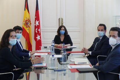 La presidenta de la Comunidad de Madrid, Isabel Díaz Ayuso (c), se reúne este viernes con su Vicepresidente, Ignacio Aguado (2d), el portavoz de Más Madrid en la Asamblea de Madrid, Pablo Gómez Perpinyà (2i), la Consejera de Presidencia, Eugenia Carballedo (i), y el Consejero de Hacienda, Javier Fernandez-Lasquetty (d), en la Real Casa de Correos.