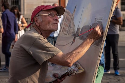 El pintor Antonio Lopez, pintando en la Puerta del Sol de Madrid en julio del año pasado.