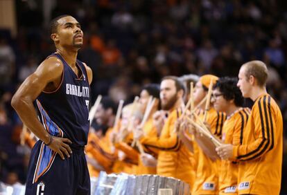 Ramon Sessions, de pie en la pista durante una actuación en un tiempo muerto. #7 of the Charlotte Bobcats stands on the court during a time out durm