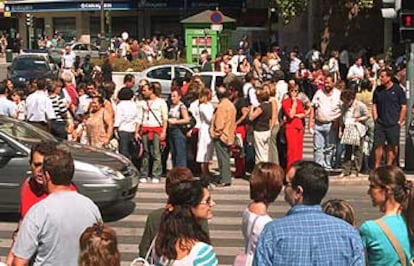 Decenas de personas, ayer, en la calle, tras el desalojo de los juzgados de Navarro Reverter, en Valencia, a causa del temblor.