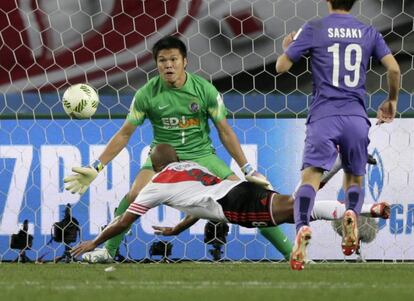 No primeiro tempo, o goleiro Hayashi, do Sanfrecce, fez grande defesa após cabeçada de Sánchez.