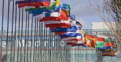 Banderas de distintos pa&iacute;ses a la entrada de los recintos feriales de Ifema.