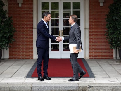 El presidente del Gobierno, Pedro Sanchez, a la izquierda, y el del Partido Popular, Alberto Nuñez Feijóo, en un encuentro en La Moncloa el pasado 10 de octubre.