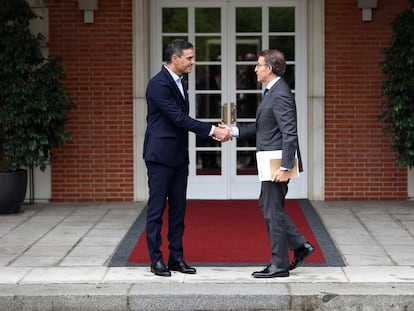 El presidente del Gobierno, Pedro Sánchez, junto al líder del PP, Alberto Núñez-Feijóo, en una reunión en el Palacio de la Moncloa en cctubre.