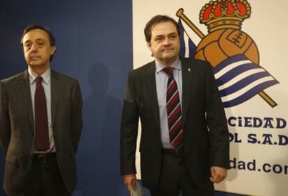 Jokin Aperribay (derecha) junto al asesor jurídico de la Real, José Luis Martínez.