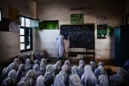 Aula às escuras na Government Middle School for Girls, da província de Khyber Pakhtunkhwa.