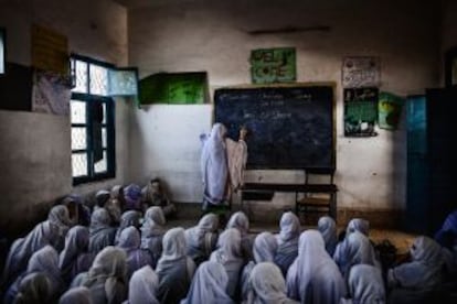 Clase a oscuras, debido a los frecuentes cortes de luz, en la Government Middle School for Girls, de la provincia de Khyber Pakhtunkhwa.