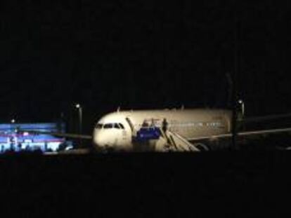 Vista de un avión de pasajeros de una compañía siria retenido durante varias horas para ser inspeccionado, tras ser obligado a aterrizar en Ankara, en la madrugada del pasado jueves.