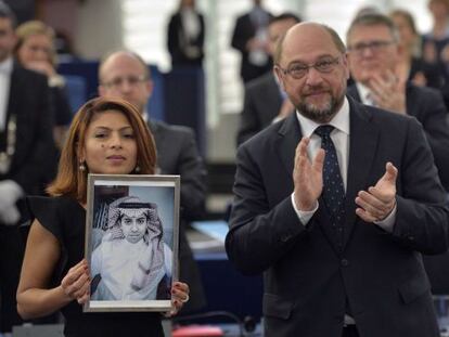 Ensaf Haidar sostiene la foto de su marido, Raif Badawi,  en presencia del presidente de la Euroc&aacute;mara, Martin Schulz.