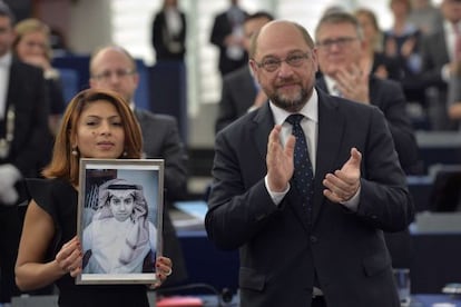 Ensaf Haidar sostiene la foto de su marido, Raif Badawi,  en presencia del presidente de la Euroc&aacute;mara, Martin Schulz.