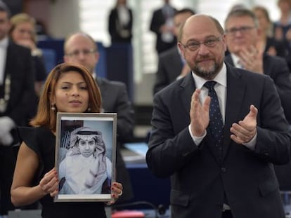 Ensaf Haidar exibe a foto de seu marido, Raif Badawi, ao lado do presidente da Parlamento Europeu, Martin Schulz.