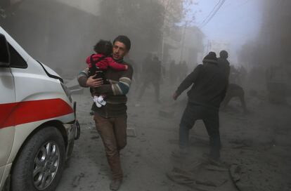 La situación que vive la población en el enclave opositor de Ghuta y en zonas como Idlib o Afrin es tan violenta que el Consejo de Seguridad de Naciones Unidas se plantea negociar un alto el fuego humanitario de un mes que permita evacuar a los cientos de enfermos y heridos que se encuentran atrapados en las zonas donde se han intensificado los ataques. En la imagen, civiles huyen de los bombardeos en Ghuta, el 8 de febrero de 2018.