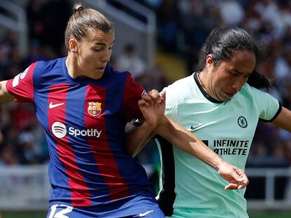 Soccer Football - Women's Champions League - Semi Final - First Leg - FC Barcelona v Chelsea - Estadi Olimpic Lluis Companys, Barcelona, Spain - April 20, 2024 FC Barcelona's Patri Guijarro in action with Chelsea's Mayra Ramirez REUTERS/Albert Gea