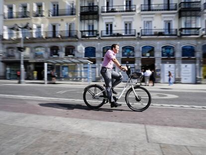 Un usuario de Bicimad pedalea por la Puerta del Sol de Madrid. 