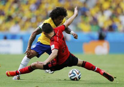 A ginástica de Marcelo e Aguilar durante o jogo.