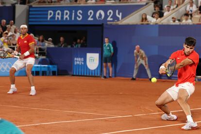 Alcaraz golpea junto a Nadal.