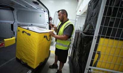 Un trabajador de Amazon carga una furgoneta en el centro logístico de la empresa en Mannheim, Alemania.