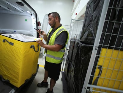 Un trabajador de Amazon carga una furgoneta en el centro logístico de la empresa en Mannheim, Alemania.