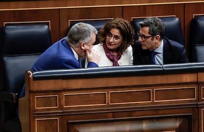 Los ministros María Jesús Montero y Félix Bolaños (derecha) y el diputado y secretario de Organización del PSOE, Santos Cerdán, asisten este martes al pleno extraordinario del Congreso.