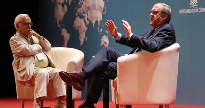 &Aacute;ngel Gabilondo (derecha), junto al periodista Juan Cruz, en C&oacute;rdoba.