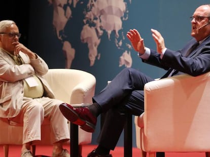 &Aacute;ngel Gabilondo (derecha), junto al periodista Juan Cruz, en C&oacute;rdoba.