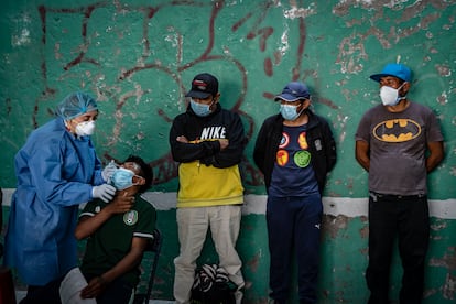 Personal sanitario realiza pruebas de covid-19 a los migrantes que llegaron a Ciudad de México.