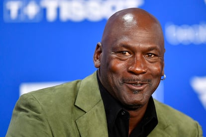 ¿Quién es? Michael Jordan. ¿A cuánto asciende su patrimonio? 1.340 millones de euros. ¿Cómo amasó su fortuna? Por increíble que pueda parecer, el escolta de los Chicago Bulls solo ganó 75 millones jugando al baloncesto durante toda su carrera. El deportista más rico del mundo debe la mayor parte de su patrimonio a su acuerdo de patrocinio con Nike, el mayor de todos los tiempos, que dio lugar a la firma Air Jordan y a unos royalties que le reportan más de cien millones de euros cada año a la estrella. A raíz del éxito reciente del documental The last dance, que volvió a encender el interés mercadotécnico por todo lo relacionado con Jordan, a buen seguro que el cheque de este año es ostensiblemente mayor.