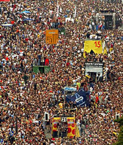 Las caravanas de la Love Parade atravesaron lentamente las calles de Berlín ayer.