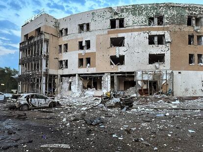 Un edificio bombardeado en Zaporiyia este jueves.