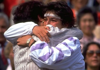 Arantxa abraza a su madre tras ganar su primer Roland Garros (1989).