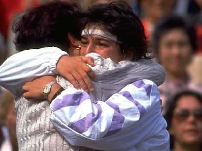 Arantxa abraza a su madre tras ganar su primer Roland Garros (1989).