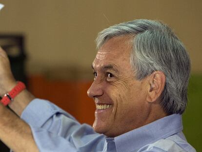 El candidato conservador chileno, Sebastián Piñera, muestra su papeleta de voto a la prensa, en Santiago.