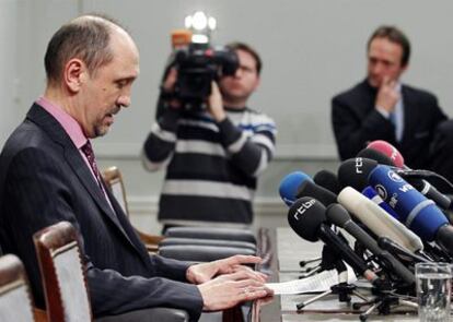 El socialista Johan Vande Lanotte comparece ante los medios, hoy en Bruselas, para explicar su renuncia como mediador real para la formación de un Gobierno en Bélgica.