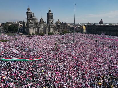 Vista panorámica del Zócalo capitalino, durante la concentración de este domingo.