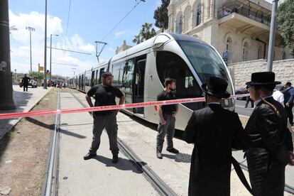 El tranvía donde ocurrió el ataque, junto a la Ciudad Vieja de Jerusalén.