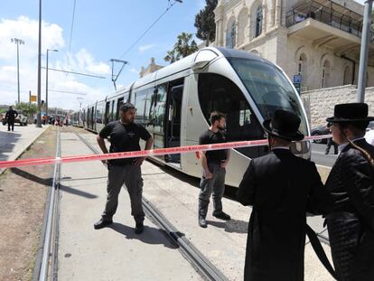 El tranv&iacute;a donde ocurri&oacute; el ataque, junto a la Ciudad Vieja de Jerusal&eacute;n.