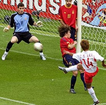 Lee Chun-Soo remata en presencia de Casillas, Puyol y De Pedro en el pasado Mundial.