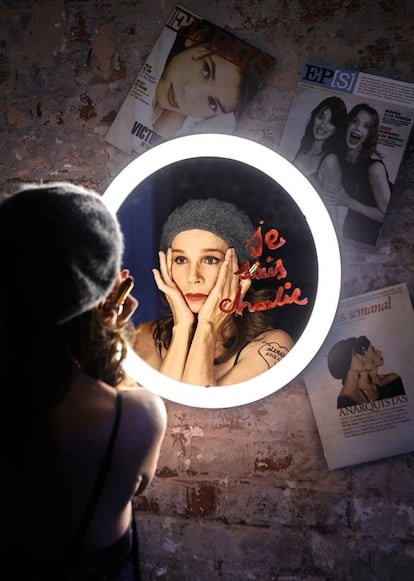 <p><b>Victoria Abril</b></p><p>Nunca se creyó lo de ser una 'sex symbol', ni que era buena actriz. De hecho, Victoria Abril (Madrid, 1959) habla con total honestidad de su síndrome del impostor, ese temor a que se descubra de repente que uno vale mucho menos de lo que todo el mundo piensa. “La llegada de mis dos hijos (en 1990 y 1992) acabó de golpe con esa angustia vital”. Los noventa fueron su década. En 1994, tras 'Átame' (1989), 'Tacones lejanos' (1991) y 'Kika' (1993), salió en la portada de esta revista, entrevistada por Pedro Almodóvar. Era su musa. Poco después, cuando Abril se mudó a Francia –agobiada por los paparazis españoles–, se convirtió en su “actriz-traductora” en aquel país. “Las películas que hice con él no caducan”. Y aunque hoy el contacto entre ambos se mantenga solo por e-mail, afirma que sigue siendo su embajadora en Francia. En 1995 ganó el Goya y la Concha de Plata. Pero el año siguiente, cuando estrenó Libertarias, su relación con España ya era “puramente profesional”. Aquella película fue para ella “un saludo de admiración a todas las mujeres valientes que participaron en aquella utopía y un orgulloso homenaje a mi abuela”. 'Sin noticias de Dios' (2001) –“¡Cine, música y baile, mis tres pasiones en un solo aliento!”– marcó un estancamiento de dos años en el cine, pero le abrió las puertas de la música. Grabó' Putcheros do Brasil' (2005) y 'Olala!' (2007). “Gracias a la gente y a la música conseguí pasar la cuarentena sin crisis. Mi única pena fue no poder compartir esa felicidad con el público español”. Apunta que la televisión en 2014 le dio mejores papeles que el cine. En Francia, con 'Clem', y en España, en 'Sin identidad' (Antena 3). “Trece rodajes en un año son muchos para el cuerpo. Pero no pude renunciar a Fernanda (su personaje en la serie española). Las madres robadas tienen ya muchos años. Si he podido arrancarles una sonrisa, ¡me doy por contenta!”.</p>