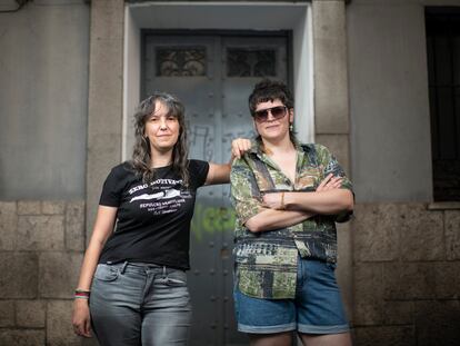 Las ilustradoras Olalla Ruiz, a la izquierda, y Carla Berrocal, a la derecha, posan en el barrio de las Letras en Madrid.

Foto: Inma Flores