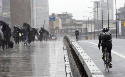 A raíz de los últimos ataques en el Reino Unido, la policía ha anunciado un plan para aumentar la seguridad en algunos de los principales puentes que cruzan el río Támesis en el centro de la capital británica. En la foto, un ciclista cruza el Puente de Londres cerca de las nuevas barreras, el 6 de junio del 2017.