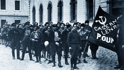 Milicia del Partit Obrer d’Unificació Marxista (POUM) en Barcelona en 1936. Orwell aparece al fondo.