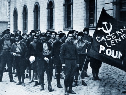 Milicia del Partit Obrer d’Unificació Marxista (POUM) en Barcelona en 1936. Orwell aparece al fondo.