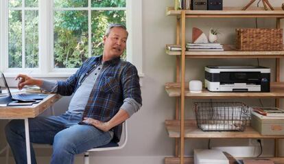 Hombre con accesorio Google Home