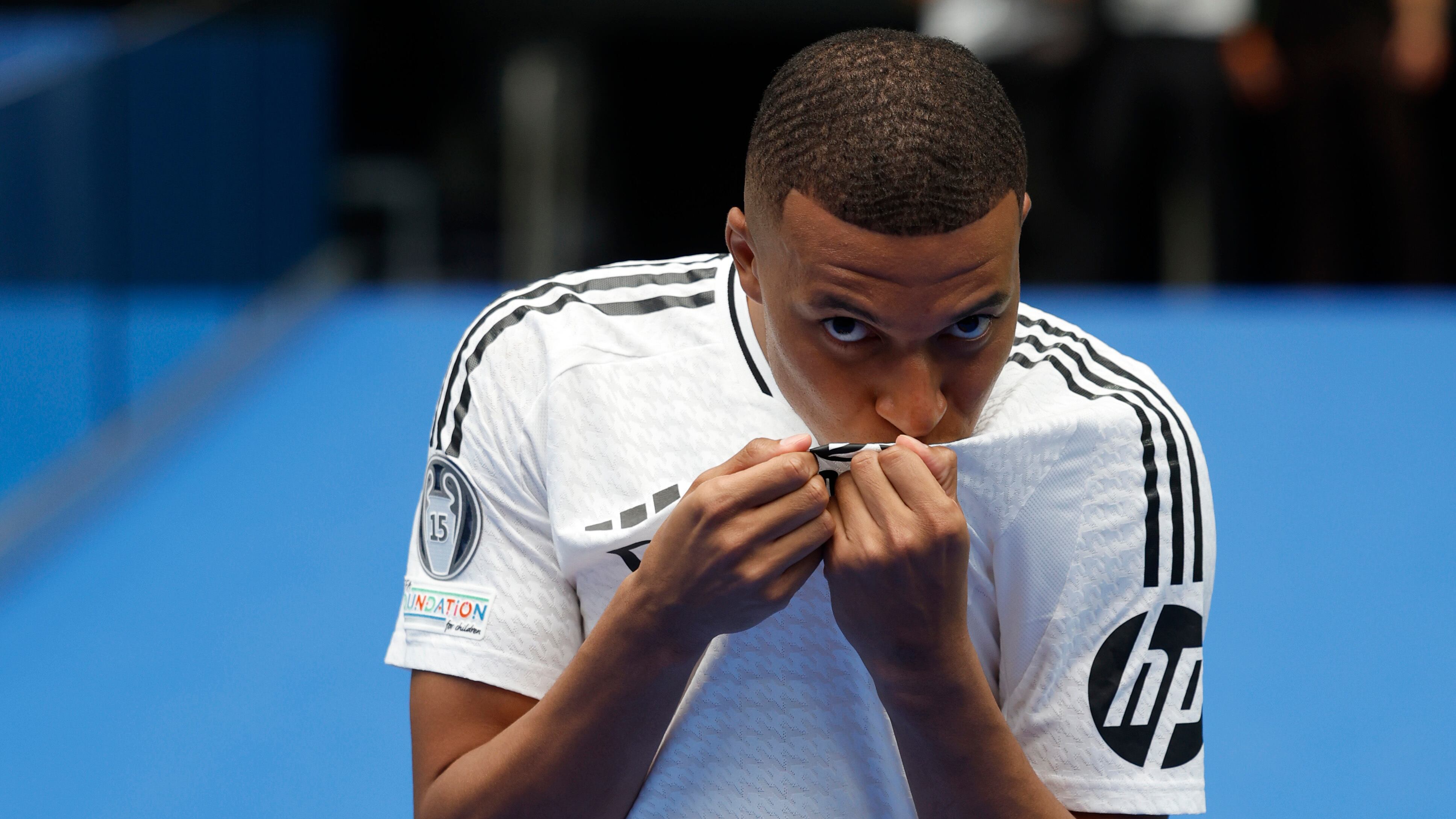 Mbappé besa el escudo del Real Madrid, en el Bernabéu.