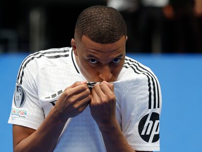 Mbappé besa el escudo del Real Madrid, en el Bernabéu.