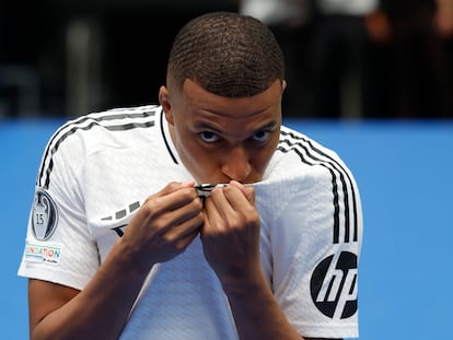 Mbappé besa el escudo del Real Madrid, en el Bernabéu.