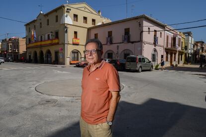 Avelino Corma, en la plaza del Ayuntamiento de Moncofa, a principios de agosto. 