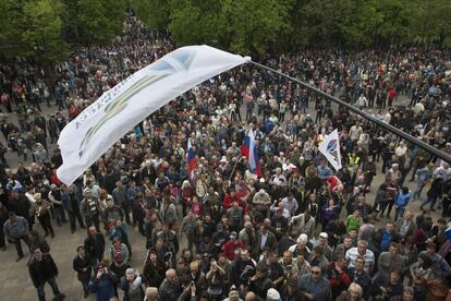 Partidario pro rusos esperan en el exterior del edificio gubernamental tomado en Lugansk (Ucrania).