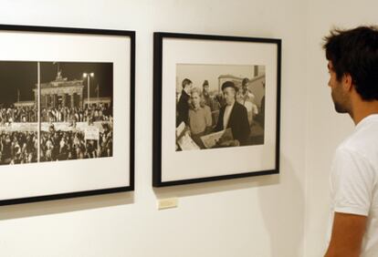 La exposición Escenas y huellas de una caída se exhibe en el Photomuseum de Zarauz.