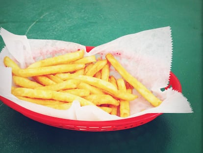 Unas patatas fritas de acompañamiento.